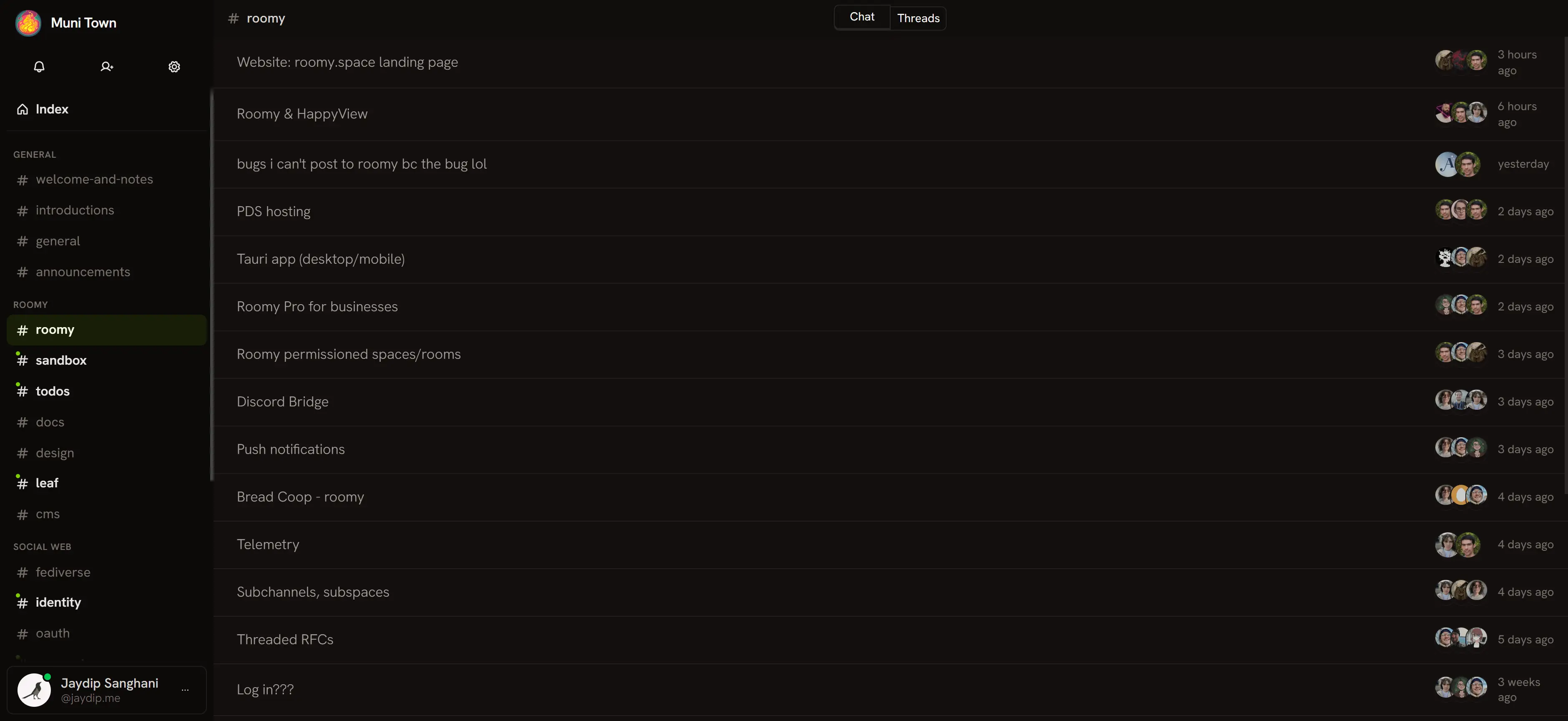thread interface of roomy. a toggle at top allows quickly switch between chat and threads intuitively.